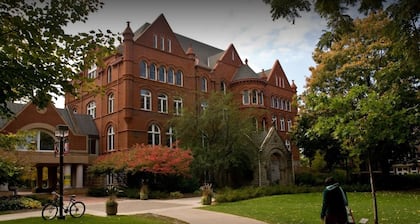 Quaint Studio Space, right next to Macalester College, 5 miles uptown/downtown