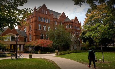 Quaint Studio Space, right next to Macalester College, 5 miles uptown/downtown