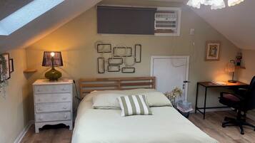 2 habitaciones, escritorio y tabla de planchar con plancha