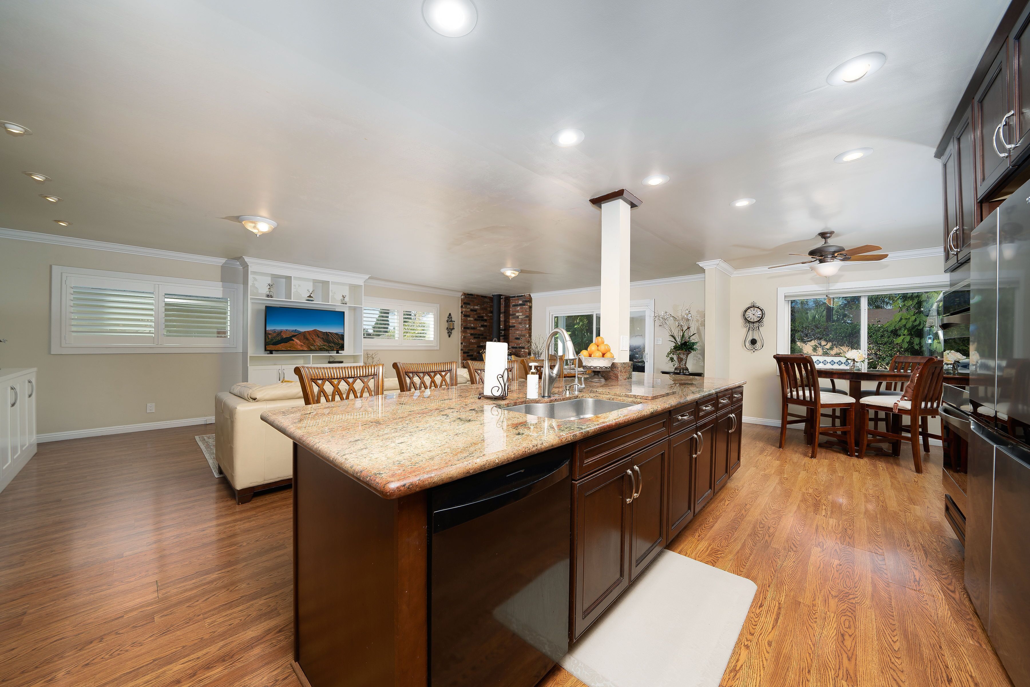 冷蔵庫、電子レンジ、オ  ーブン、コンロ