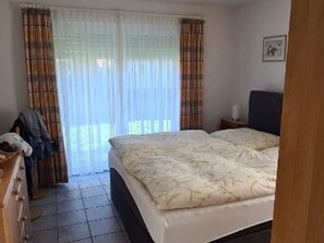 2 habitaciones y tabla de planchar con plancha 