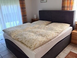 2 Schlafzimmer, Bügeleisen/Bügelbrett