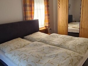 2 chambres, fer et planche à repasser