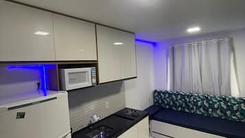 Geladeira, micro-ondas, cooktop, liquidificador