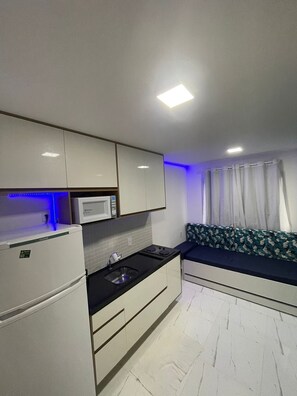 Refrigerador, microondas, placa de cocina, licuadora