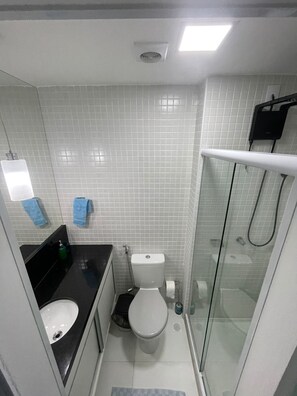 Chuveiro, secador de cabelo, toalhas de banho, sabonete