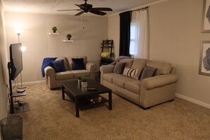 Living area - Spacious Home Away from Home in the middle of the city (Atlanta)