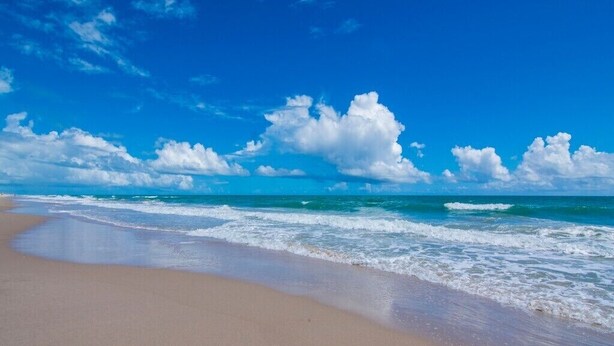 A beach with a clear sky and waves. - 3-bedroom-2 Full Baths Beach House mnts to Central Beach & downtown (Vero Beach)