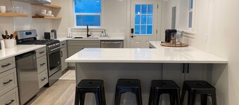 Remodeled Studio Cottage! Walk to Lake and Hiking Trails