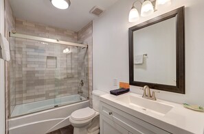 Combined shower/bathtub, hair dryer, towels, soap - Bright & sunny 2 bed/2 bath condo in Navarre (Navarre)