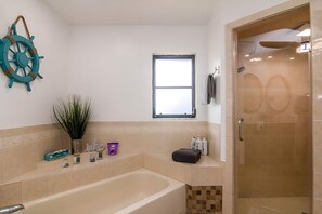 Eco-friendly toiletries, hair dryer, bathrobes, towels - House With A Boat–Your Private Waterfront Resort (Port Charlotte)