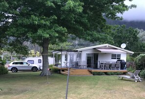 Exterior - Pauanui Family Bach with sleepout. 7 min walk to beach & shops. Sleeps 7 (Pauanui)