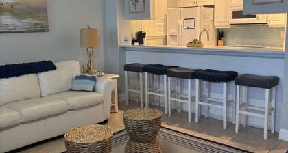 RELAX and Save! Escape on sunny Fort Myers Beach in a 2BR/2BA w/ Pool/ Gulf view