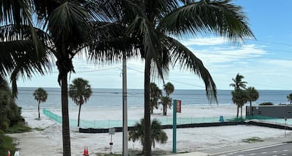 RELAX and Unwind on Fort Myers Beach in a 2BR/2BA Gorgeous Gulf views and Pool