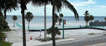 RELAX and Unwind on Fort Myers Beach in a 2BR/2BA Gorgeous Gulf views and Pool