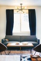 Cortinas blackout, wifi gratis y ropa de cama 