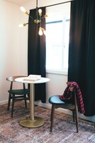 Cortinas blackout, wifi gratis y ropa de cama 