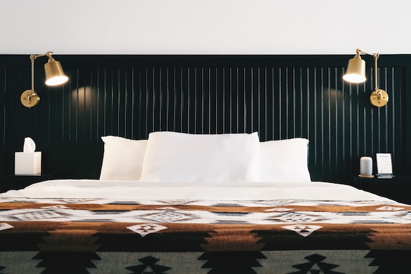 Cortinas blackout, wifi gratis y ropa de cama