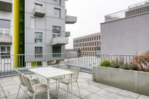 Outdoor dining - Lovely Donaustadt 3BR steps from Seepark, near Metro U2, by Blueground (Vienna)