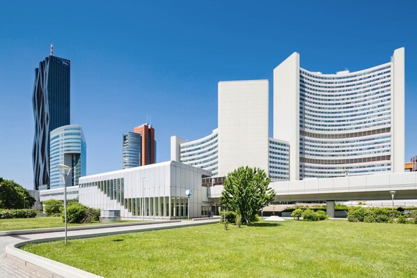 Exterior - Bright Donaustadt 2BR w/ Balcony, near Kirschblütenpark, by Blueground (Vienna)