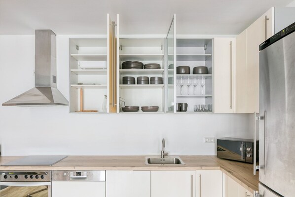 Frigorifero, microonde, forno, piano cottura