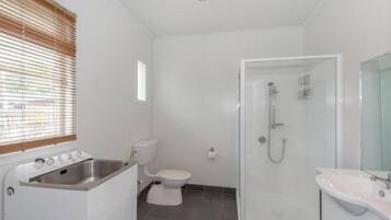 淋浴设施、毛巾、肥皂、洗发水