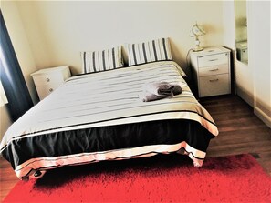 5 bedrooms, free WiFi, bed sheets - Group stay upto15  (Hamilton)