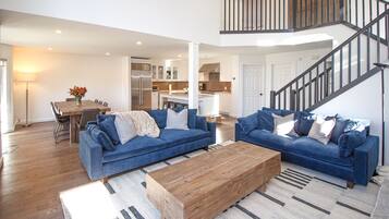 Smart-tv, eldstad, tv-spel och bordsfotboll