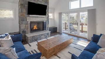 Smart-tv, eldstad, tv-spel och bordsfotboll