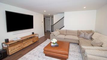 Smart-tv, eldstad, tv-spel och bordsfotboll