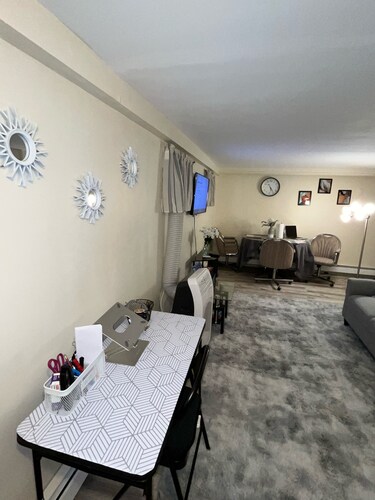 Comfy/Private 1BR Basement Apt in central location