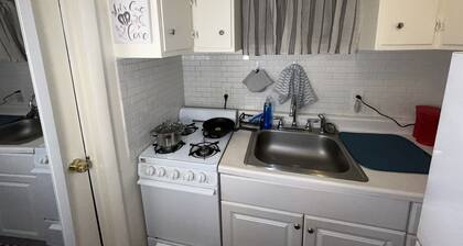 Comfy/Private 1BR Basement Apt in central location