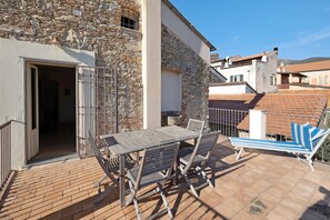 Outdoor dining - Apartment "Residenza Stoechas" with Sea View, Wi-Fi, Garden & Terrace (Albenga)