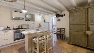 Réfrigérateur, four, plaque de cuisson, grille-pain