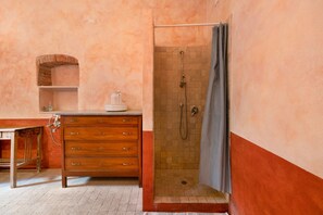 Ducha, secador de pelo y toallas