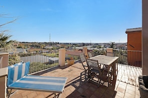 Outdoor dining - Apartment "Residenza Stoechas" with Sea View, Wi-Fi, Garden & Terrace (Albenga)