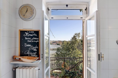 Innenbereich. Ferienwohnung "Residenza Stoechas White" mit WLAN, Garten und Terrasse