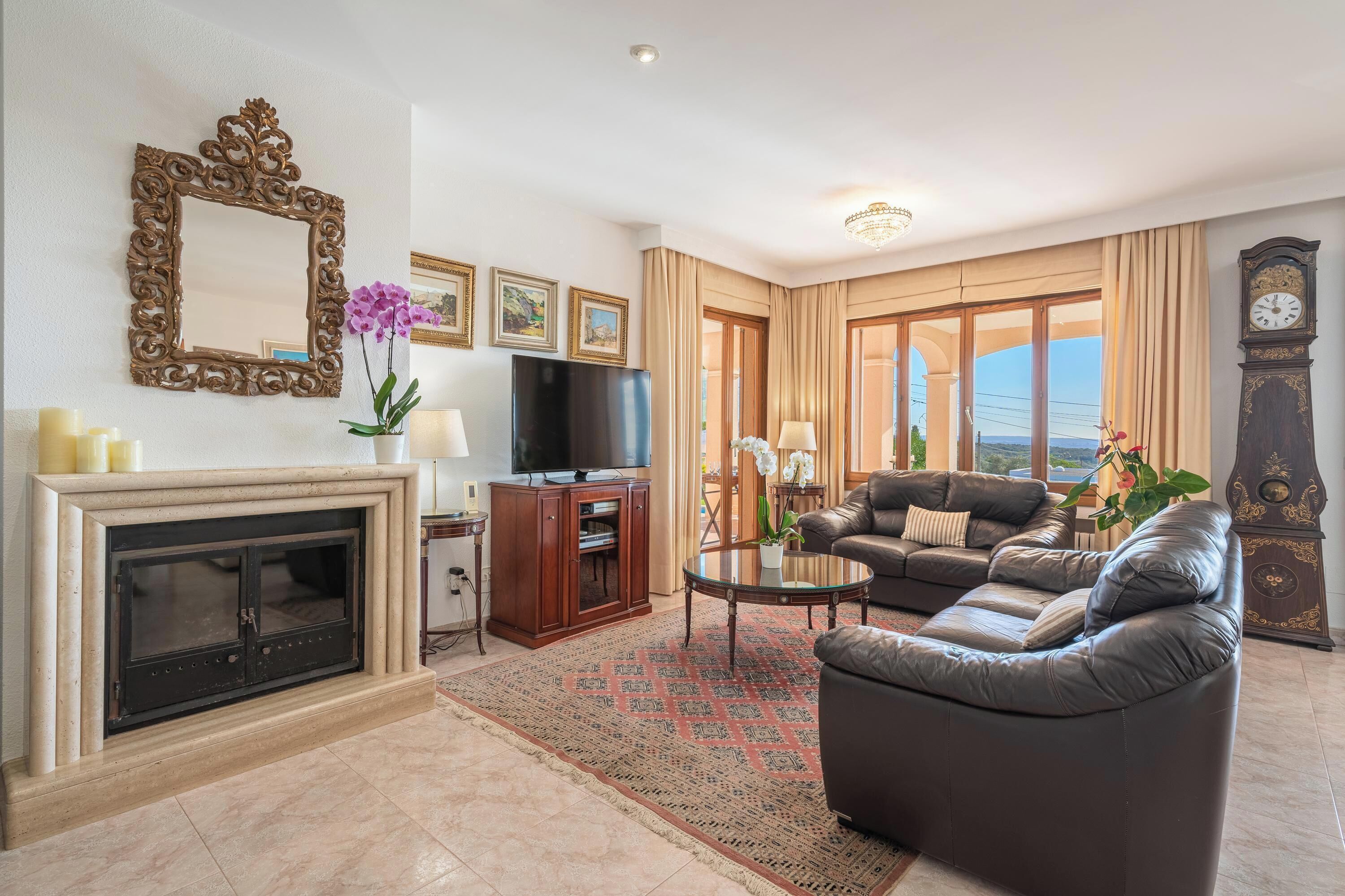 Een televisie, een dvd-speler en een stereo