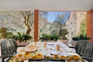 Outdoor dining - Apartment 'Succu La Taggiasca' with Mountain View & Terrace (Stellanello)