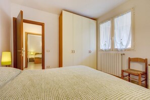 2 bedrooms, iron/ironing board, free WiFi, bed sheets - Apartment 'Succu La Taggiasca' with Mountain View & Terrace (Stellanello)