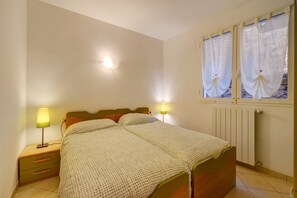2 chambres, fer et planche à repasser, accès au Wi-Fi (inclus)