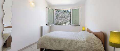 2 chambres, fer et planche à repasser, Wi-Fi gratuit, draps fournis