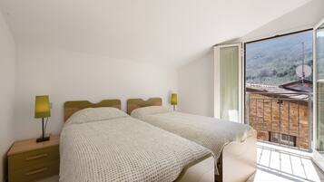 2 bedrooms, iron/ironing board, free WiFi, bed sheets