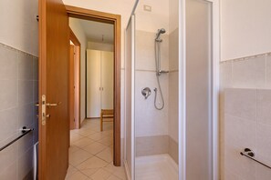 Shower, free toiletries, towels - Apartment 'Ferla La Taggiasca' with Mountain View & Terrace (Stellanello)