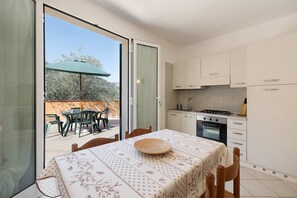 Dining - Apartment 'Ferla La Taggiasca' with Mountain View & Terrace (Stellanello)