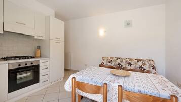 Frigorifero, forno, piano cottura, tostapane