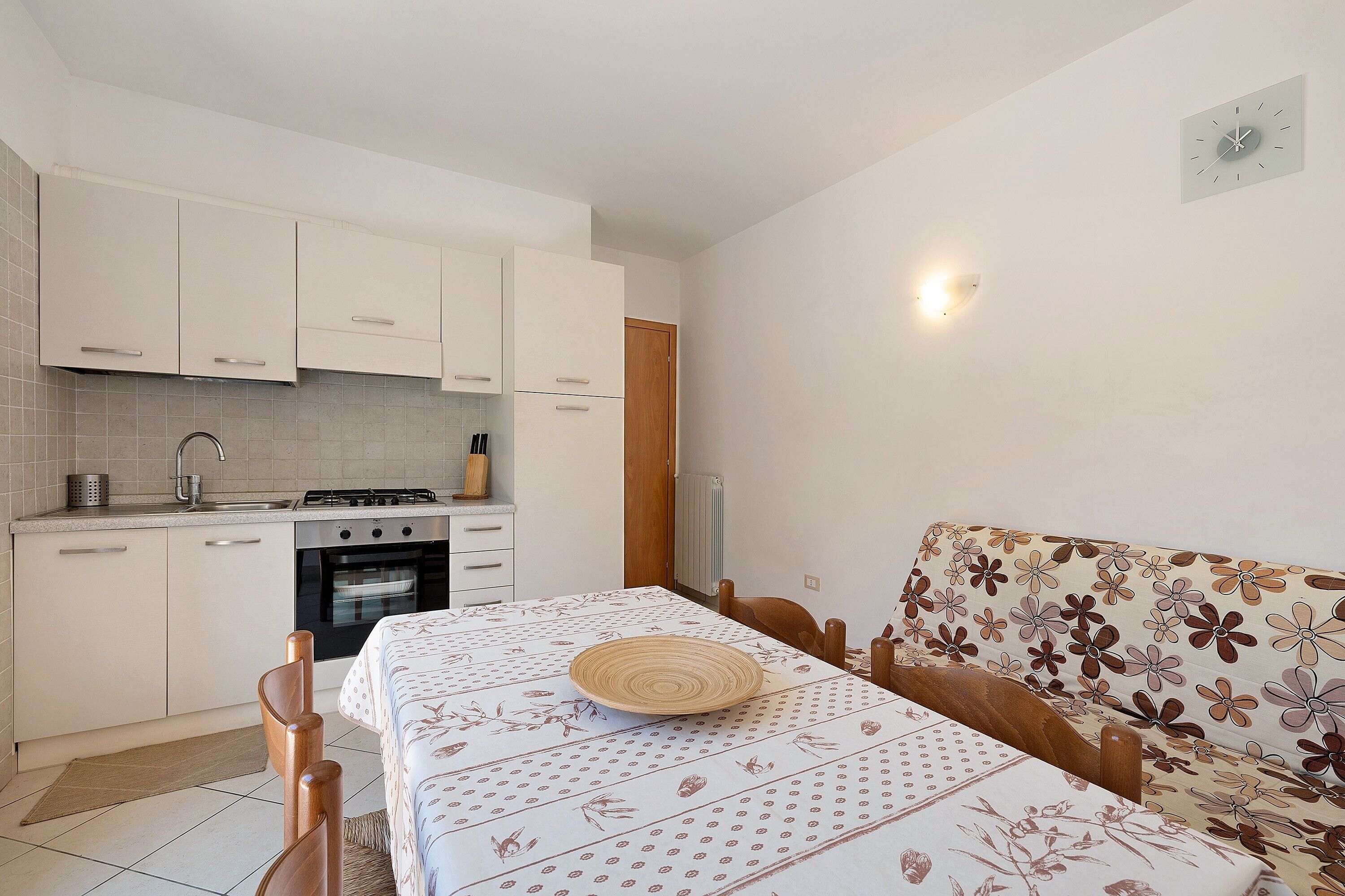 Frigorifero, forno, piano cottura, tostapane