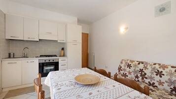 Frigorifero, forno, piano cottura, tostapane
