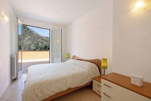 1 bedroom, iron/ironing board, free WiFi, bed sheets - Apartment 'Ferla La Taggiasca' with Mountain View & Terrace (Stellanello)