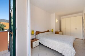 1 bedroom, iron/ironing board, free WiFi, bed sheets - Apartment 'Ferla La Taggiasca' with Mountain View & Terrace (Stellanello)